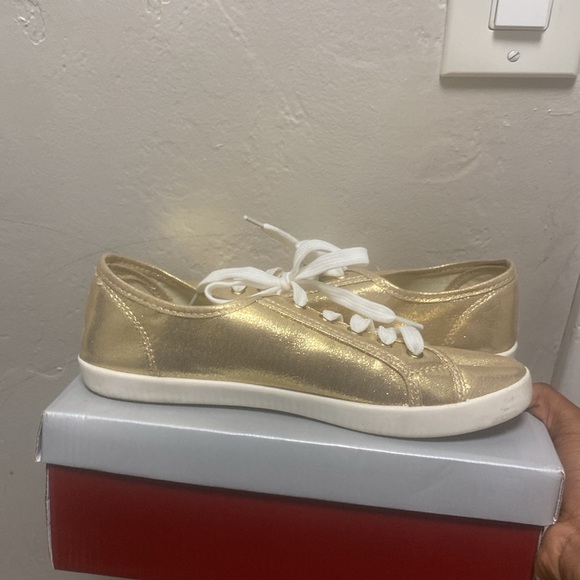 These golden Breckelle’s are on sale today for $60 dollars BUY IT NOW!!! - Picture 3 of 5